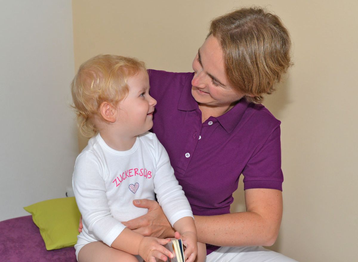 Agnes Wilz mit Kind bei der Behandlung