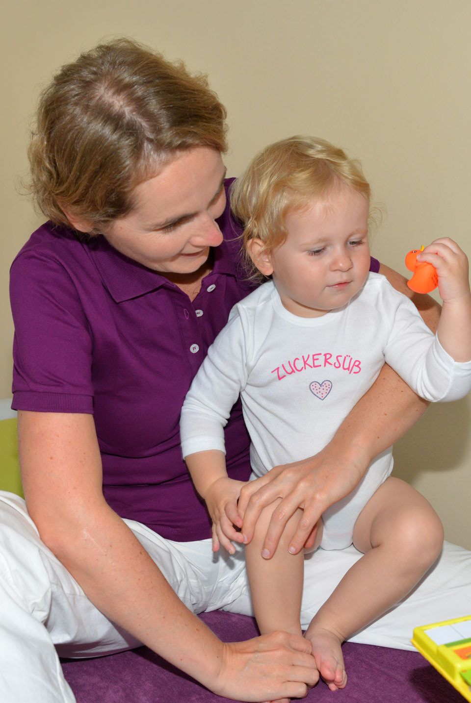 Agnes Wilz bei der Behandlung eines Kleinkindes